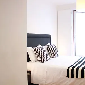 Apartment Joivy Modern 1-bed With Terrace, Moments From Sao Bento Palace, Lisbon